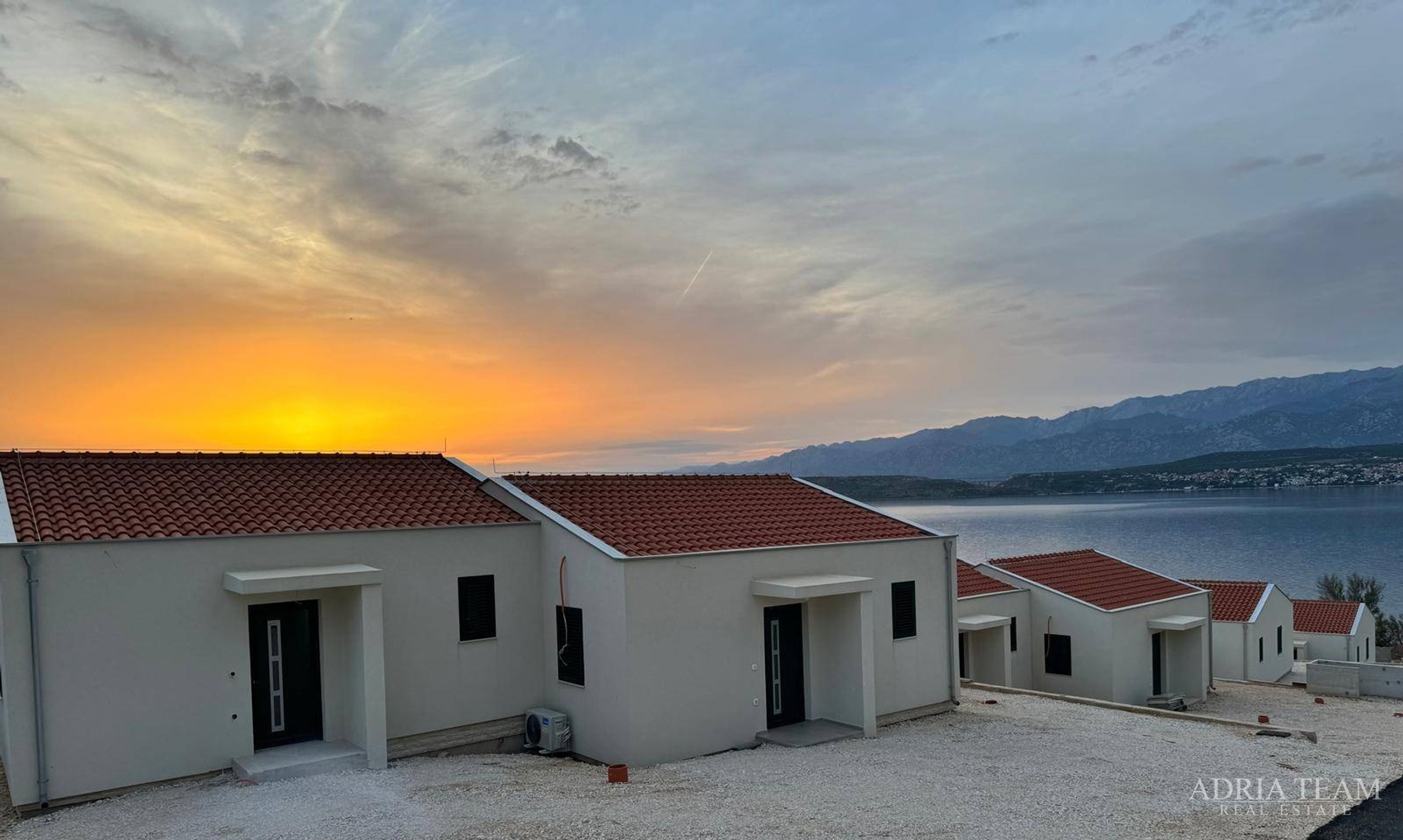 HOUSES IN A ROW WITH SEA VIEW, 2ND-4TH ROW TO THE SEA - NOVIGRAD DALMATINSKI