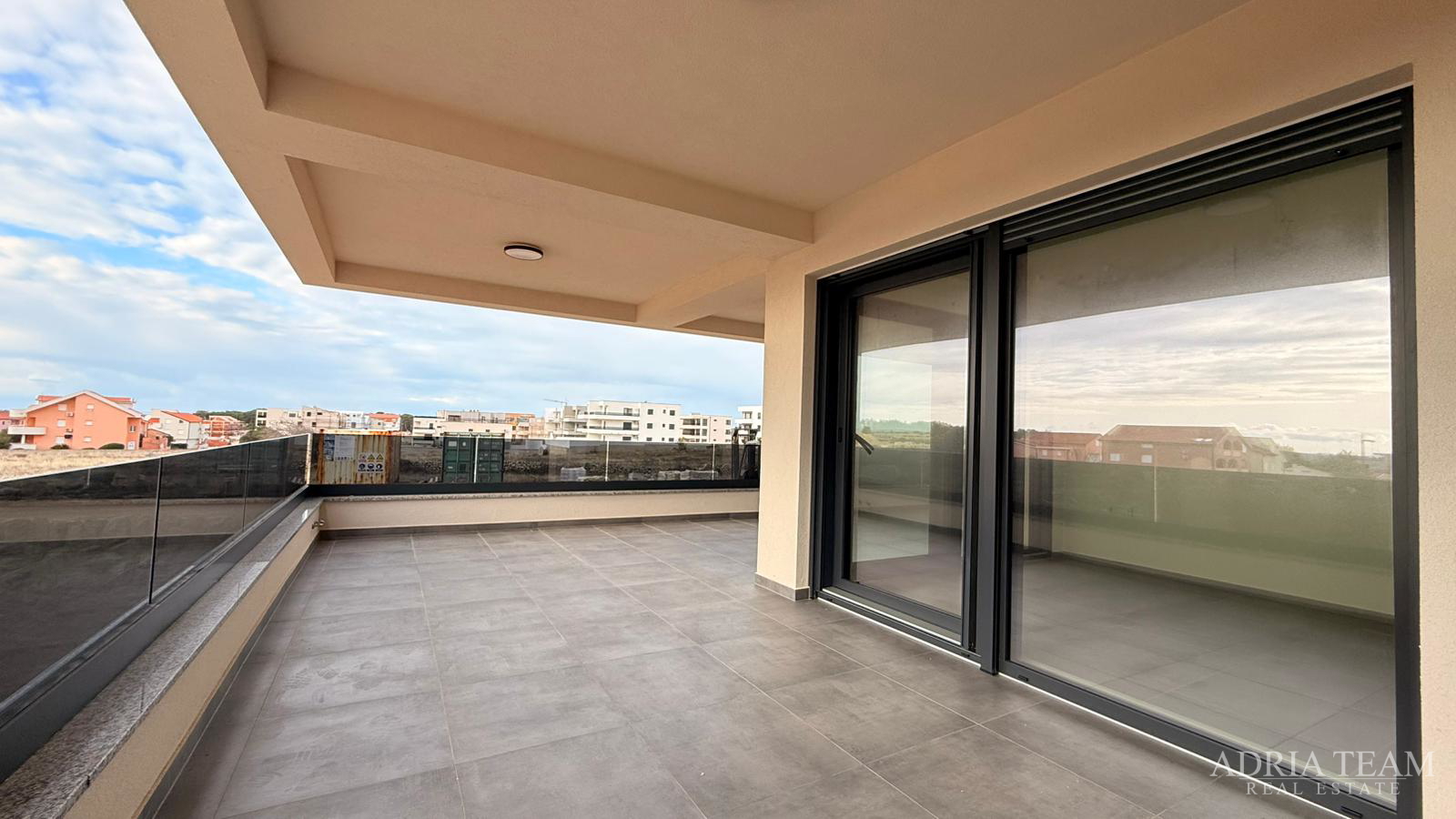 Atraktivna novogradnja – stanovi s terasama i parkiranjem - Povljana