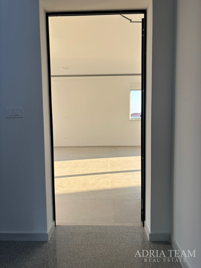 PENTHOUSE U BLIZINI PLAŽE, ZGRADA 2. NOVOGRADNJA, 150 m OD MORA - PRIVLAKA