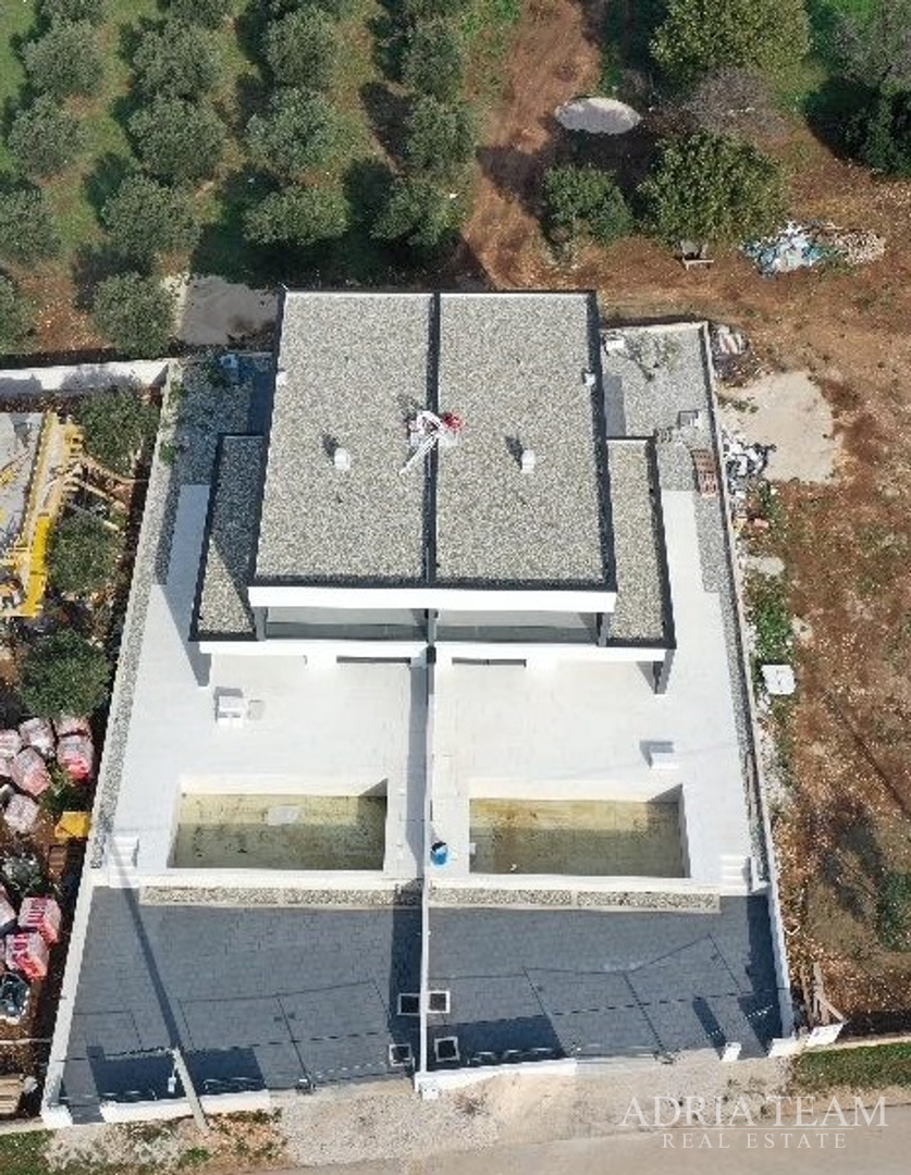 Half of a house with a swimming pool - Debeljak