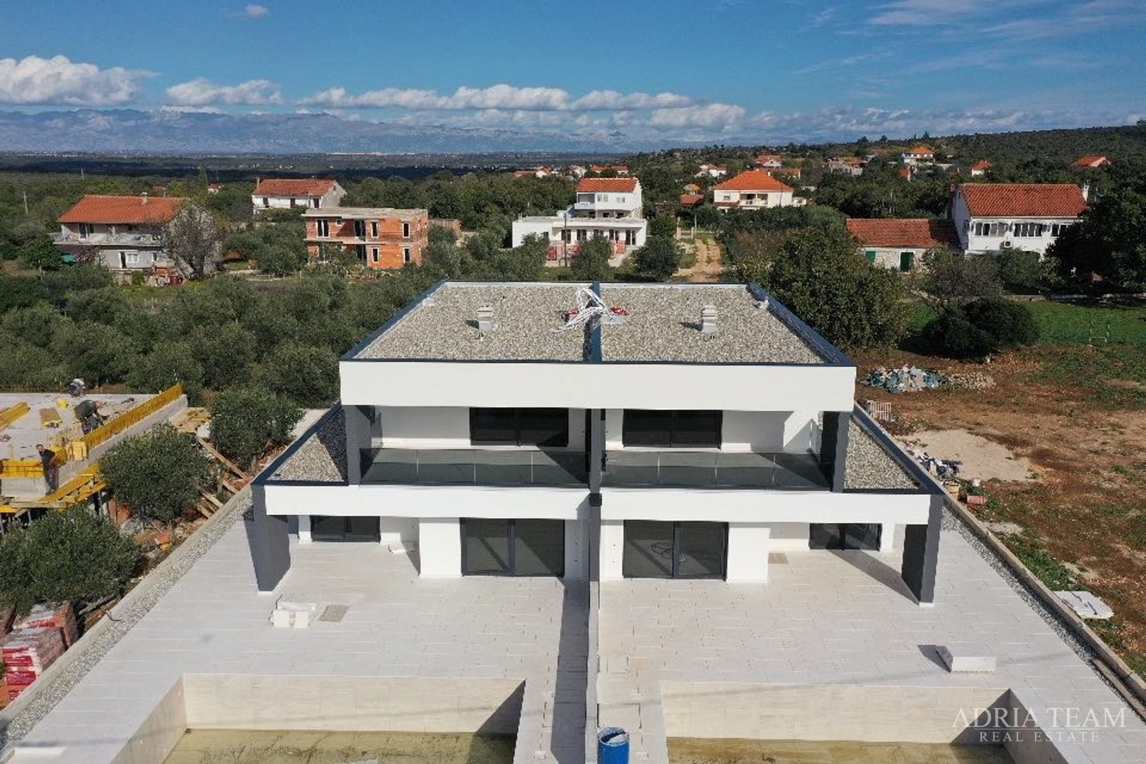 Half of a house with a swimming pool - Debeljak