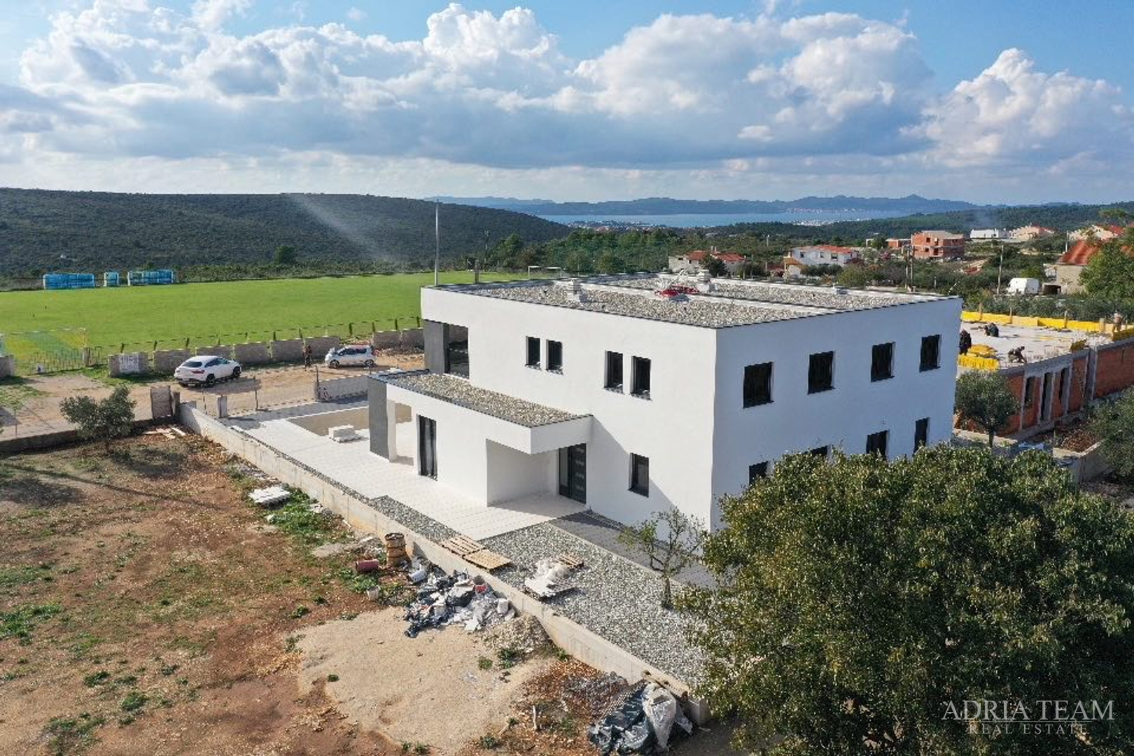 Half of a house with a swimming pool - Debeljak