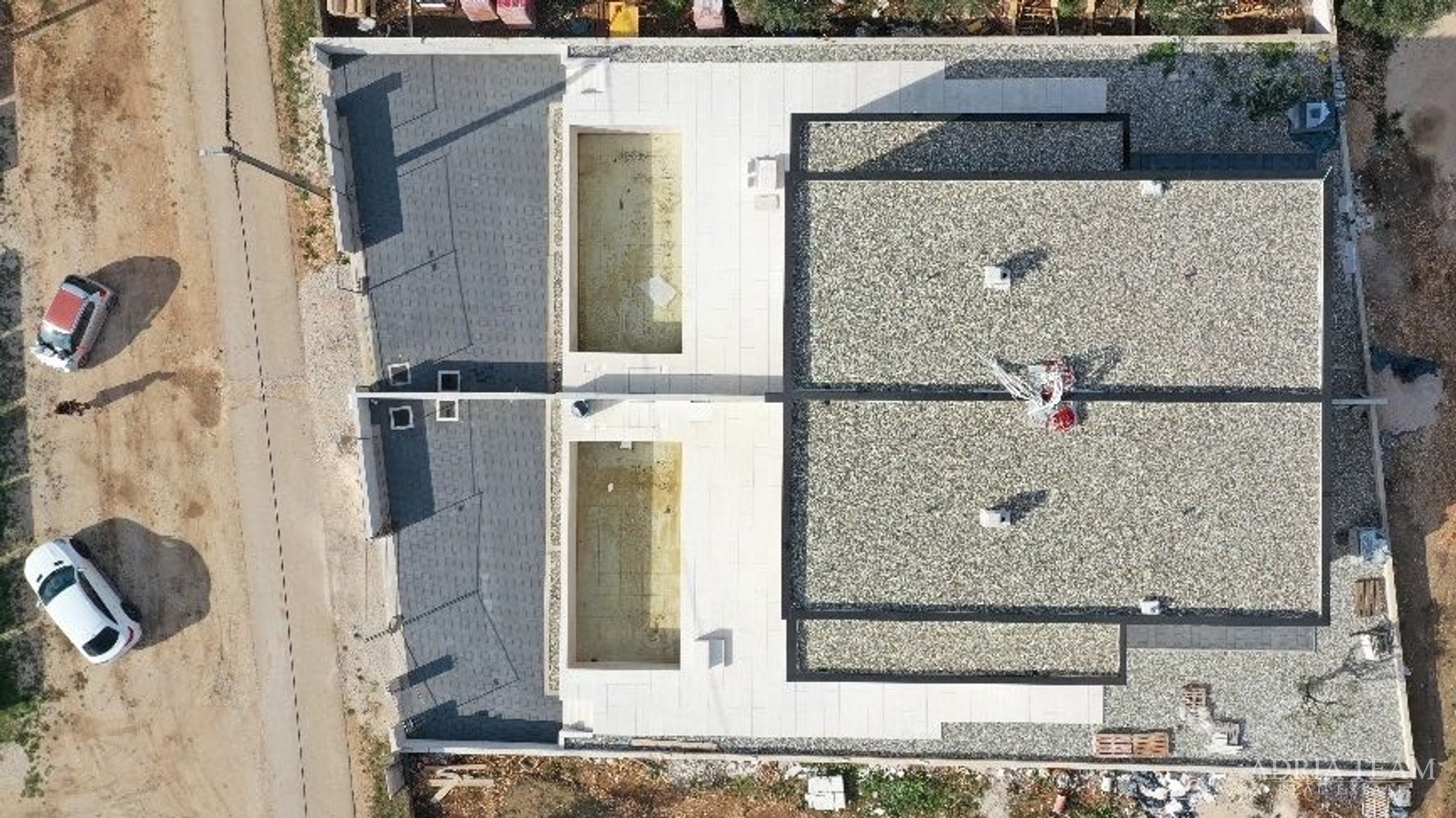 Half of a house with a swimming pool - Debeljak