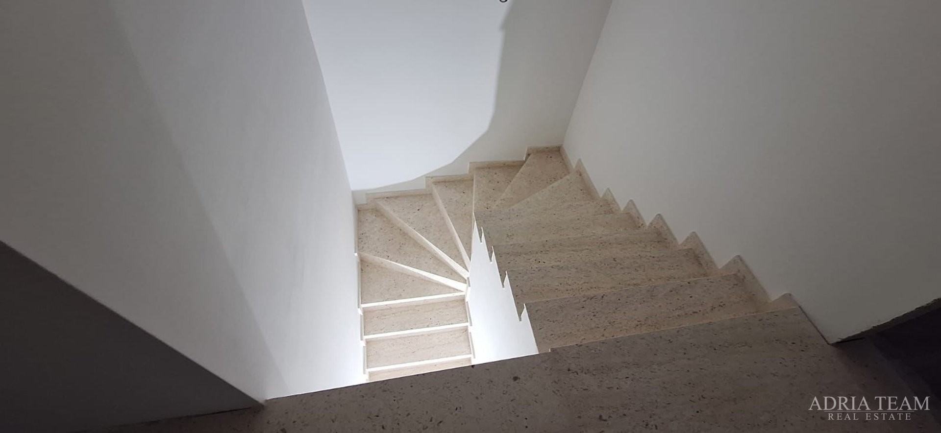 Half of a house with a swimming pool - Debeljak