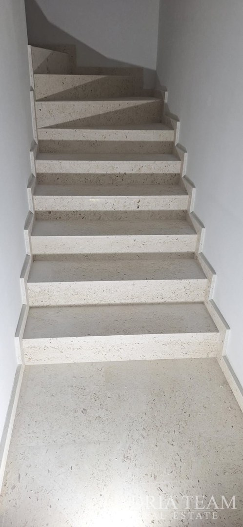 Half of a house with a swimming pool - Debeljak