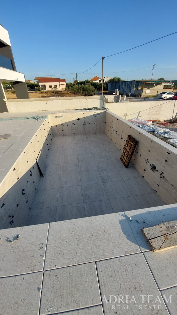 Half of a house with a swimming pool - Debeljak