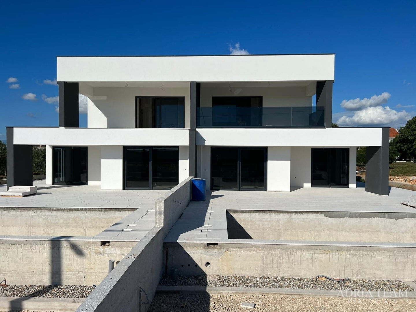 Half of a house with a swimming pool - Debeljak