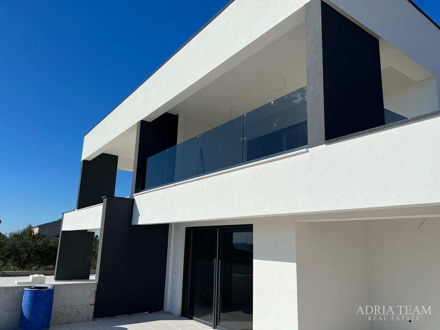 Half of a house with a swimming pool - Debeljak