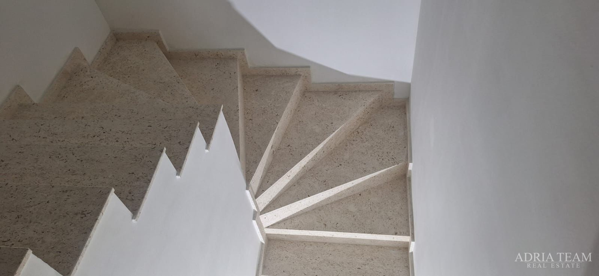 Half of a house with a swimming pool - Debeljak