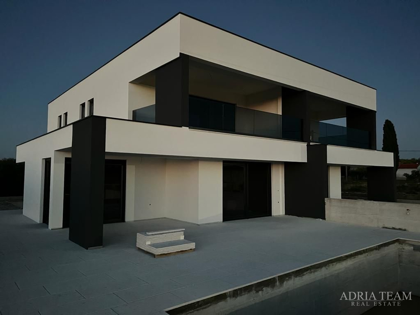 Half of a house with a swimming pool - Debeljak