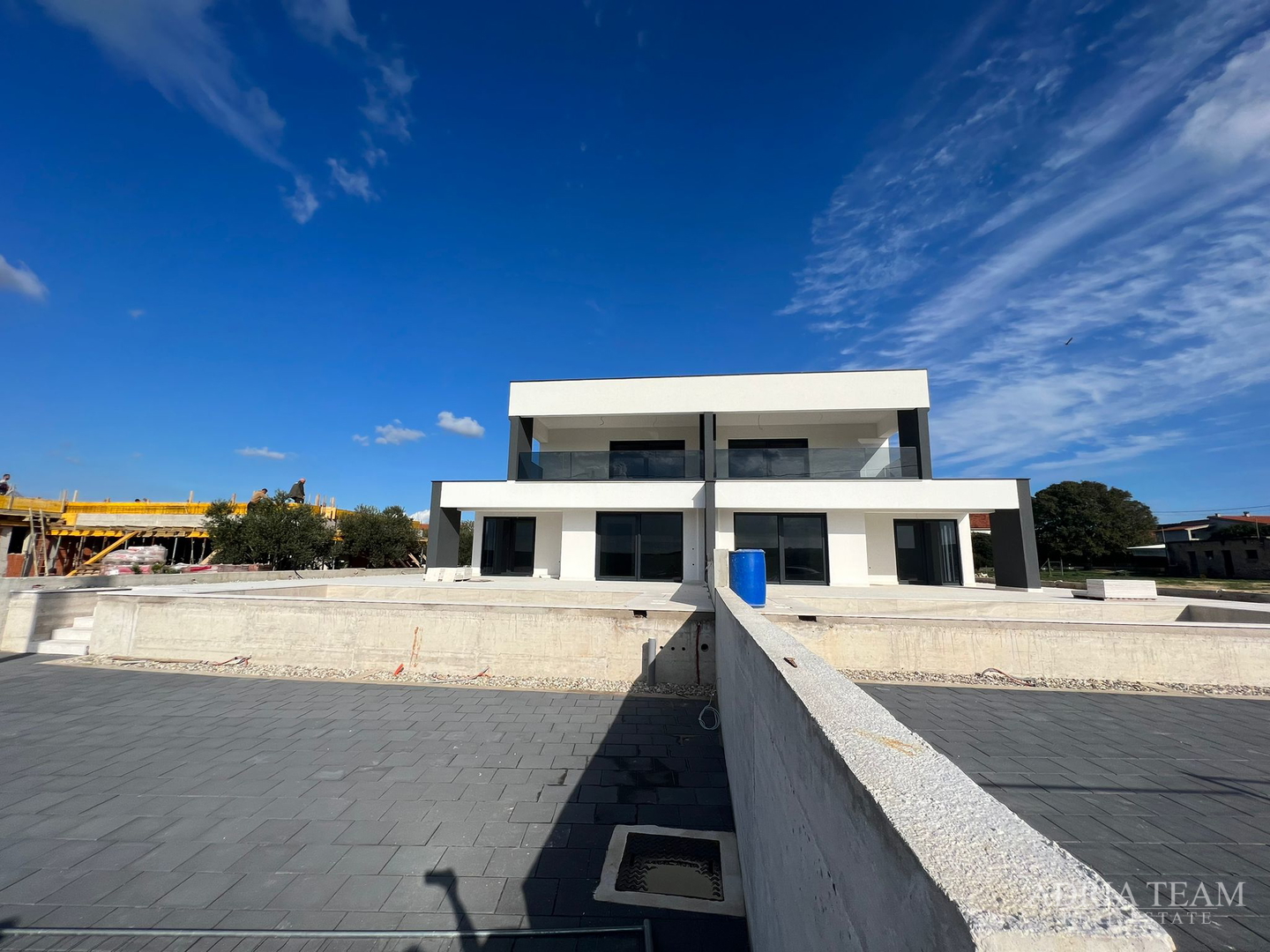 Half of a house with a swimming pool - Debeljak