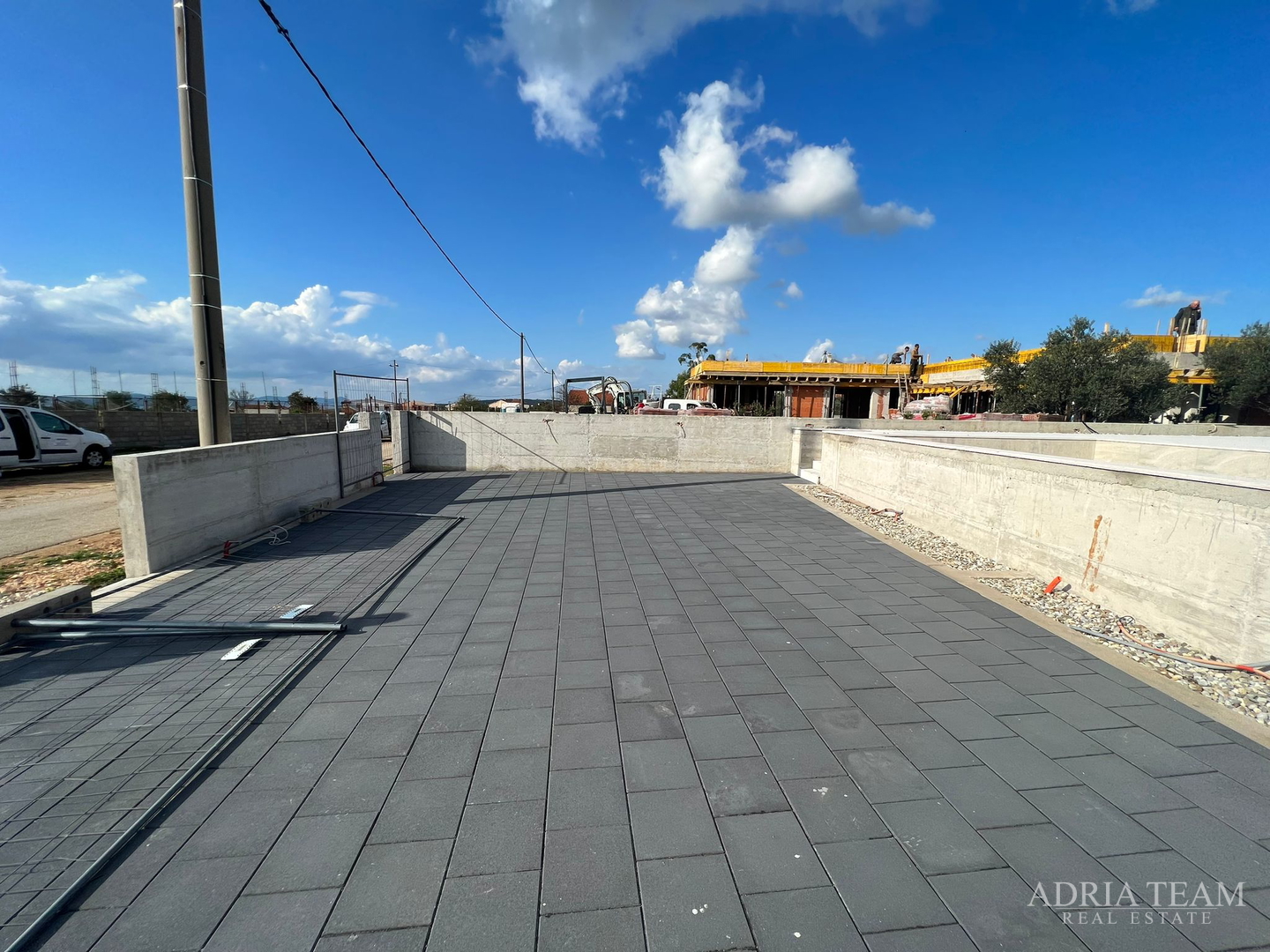 Half of a house with a swimming pool - Debeljak