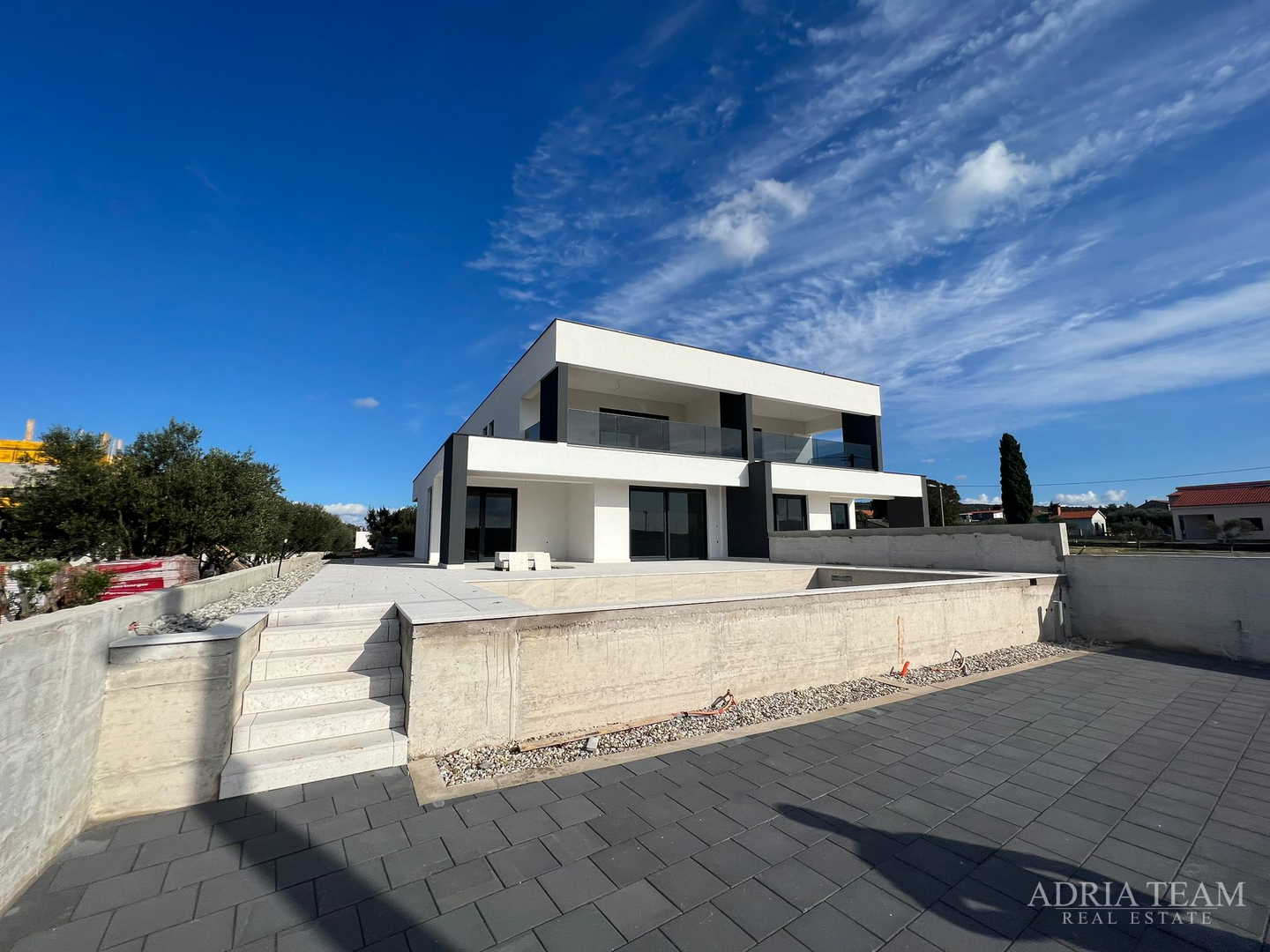 Half of a house with a swimming pool - Debeljak