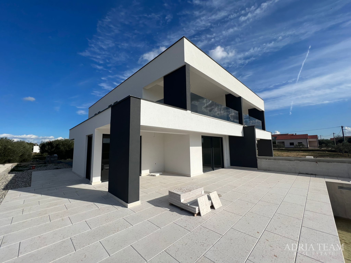 Half of a house with a swimming pool - Debeljak