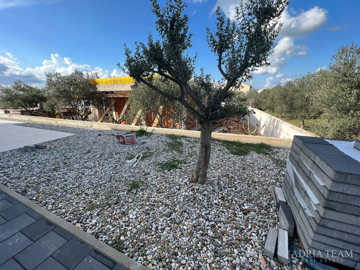 Half of a house with a swimming pool - Debeljak