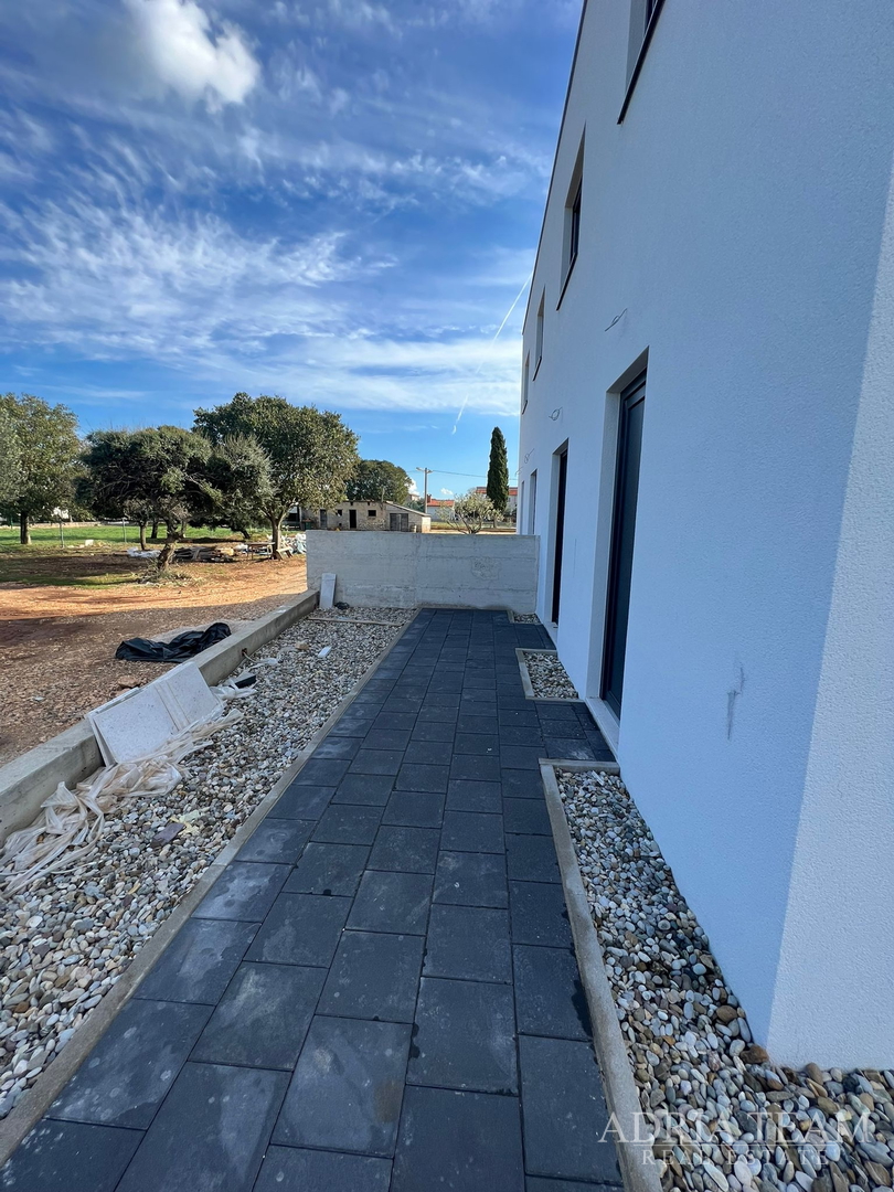 Half of a house with a swimming pool - Debeljak