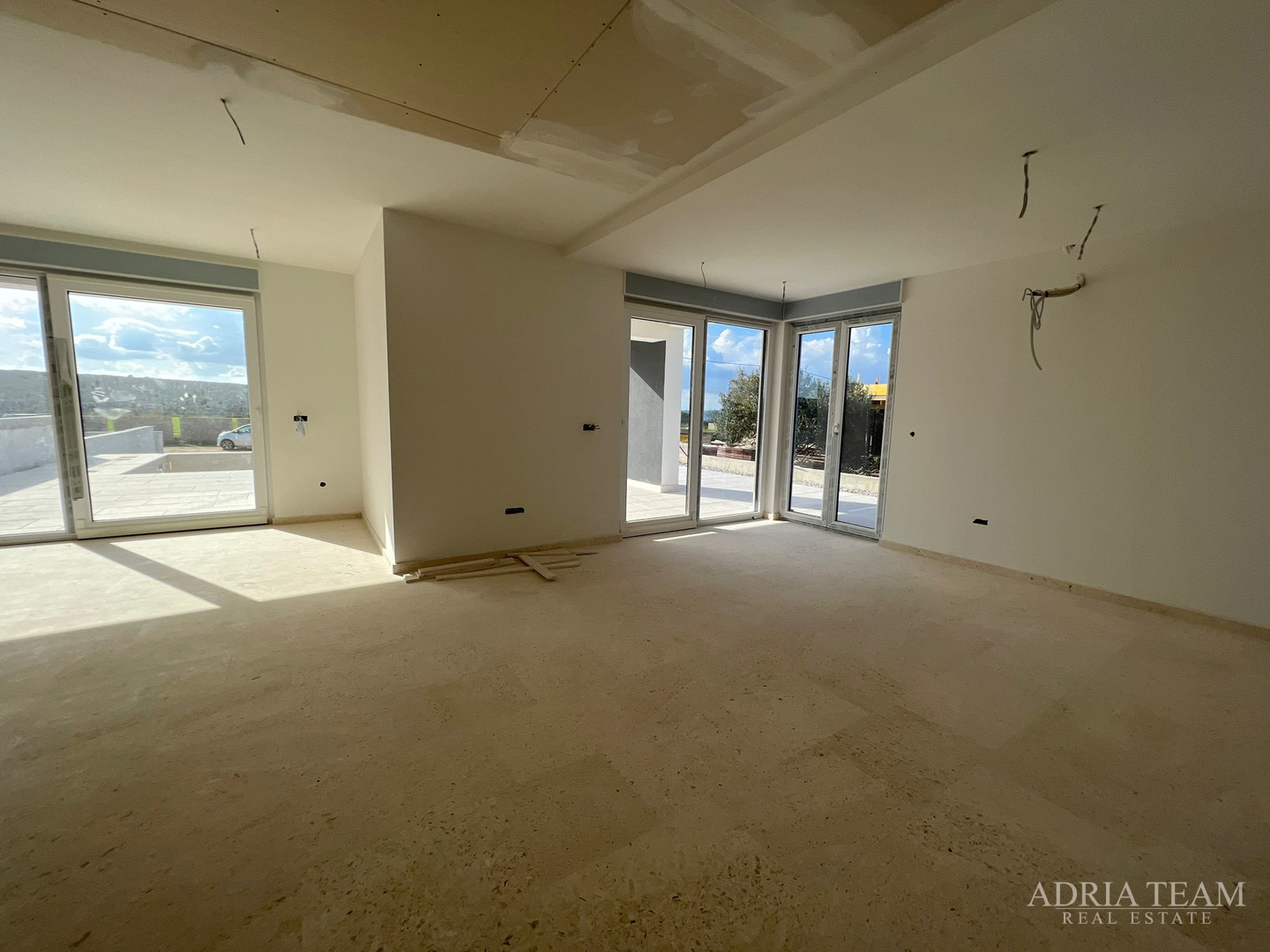 Half of a house with a swimming pool - Debeljak