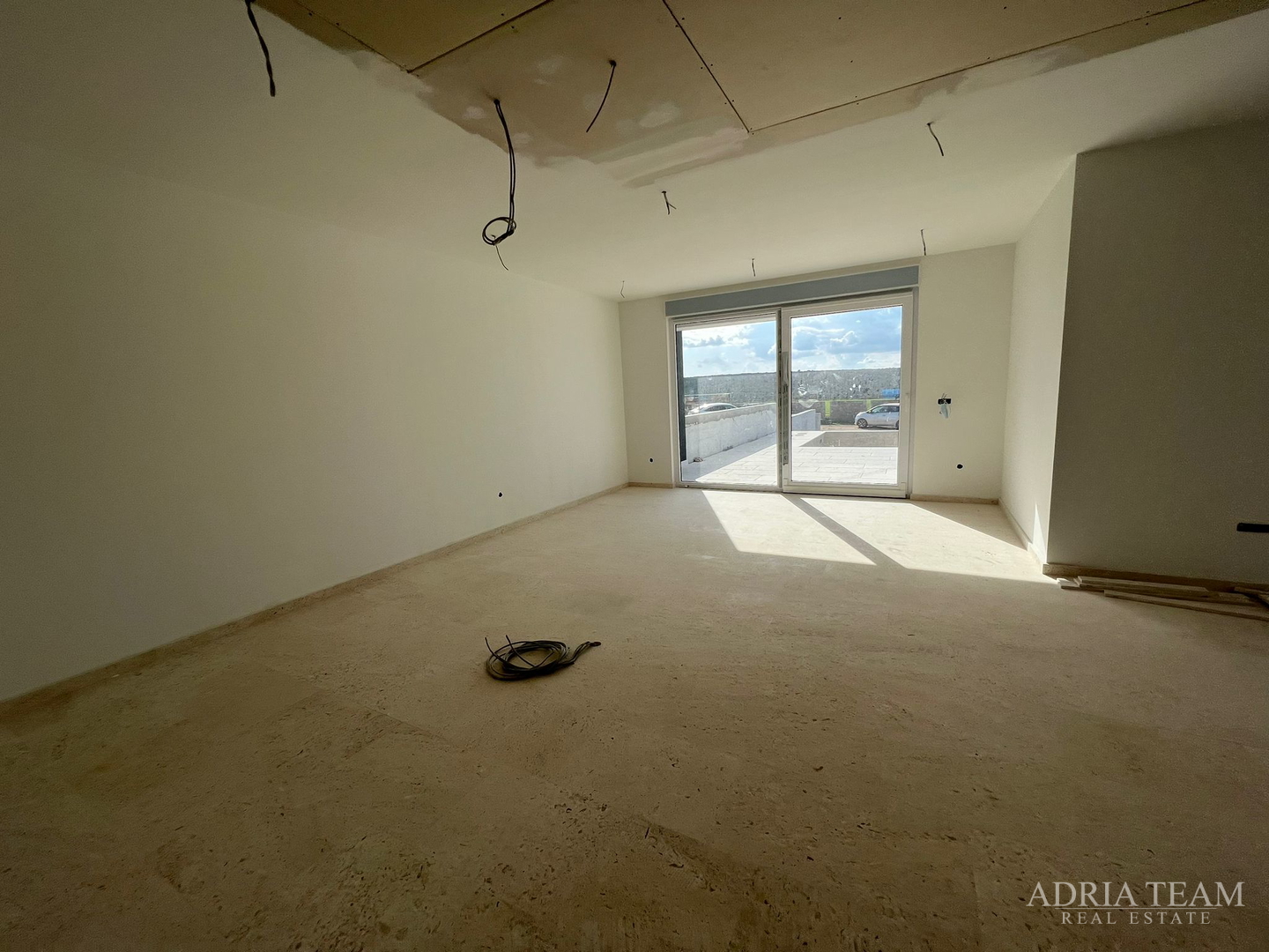 Half of a house with a swimming pool - Debeljak