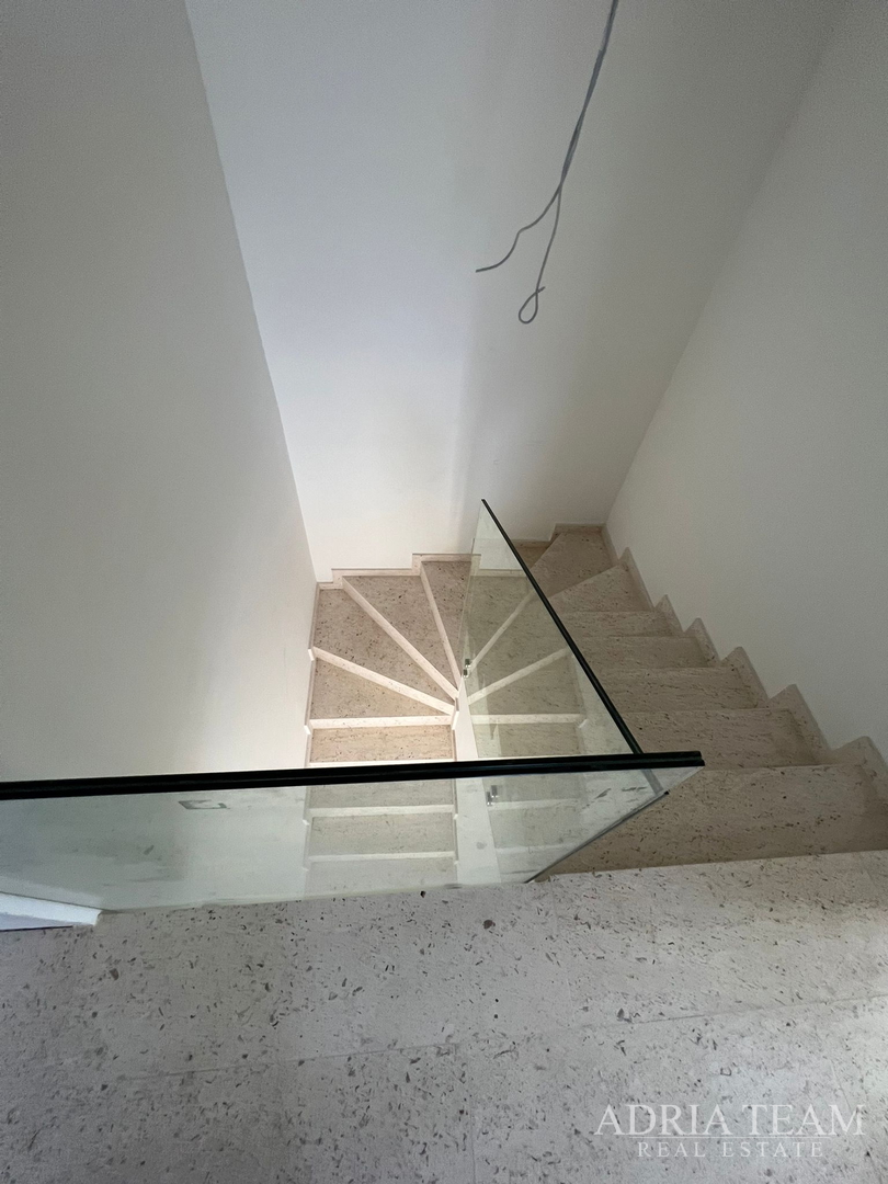 Half of a house with a swimming pool - Debeljak