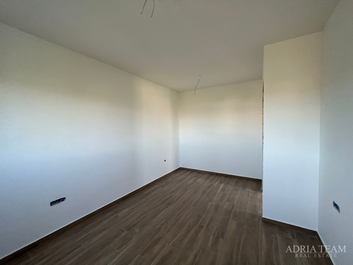 Half of a house with a swimming pool - Debeljak