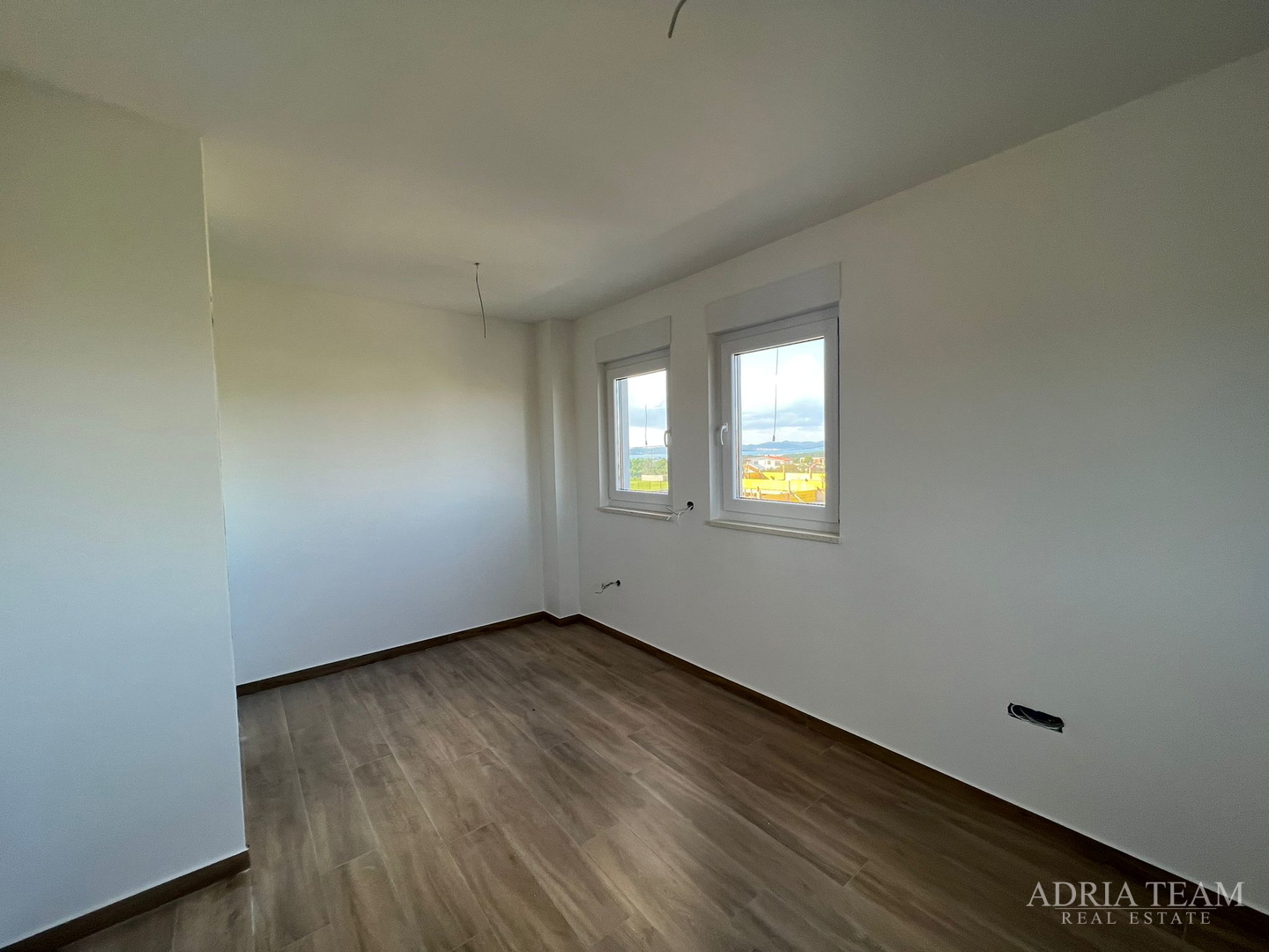 Half of a house with a swimming pool - Debeljak