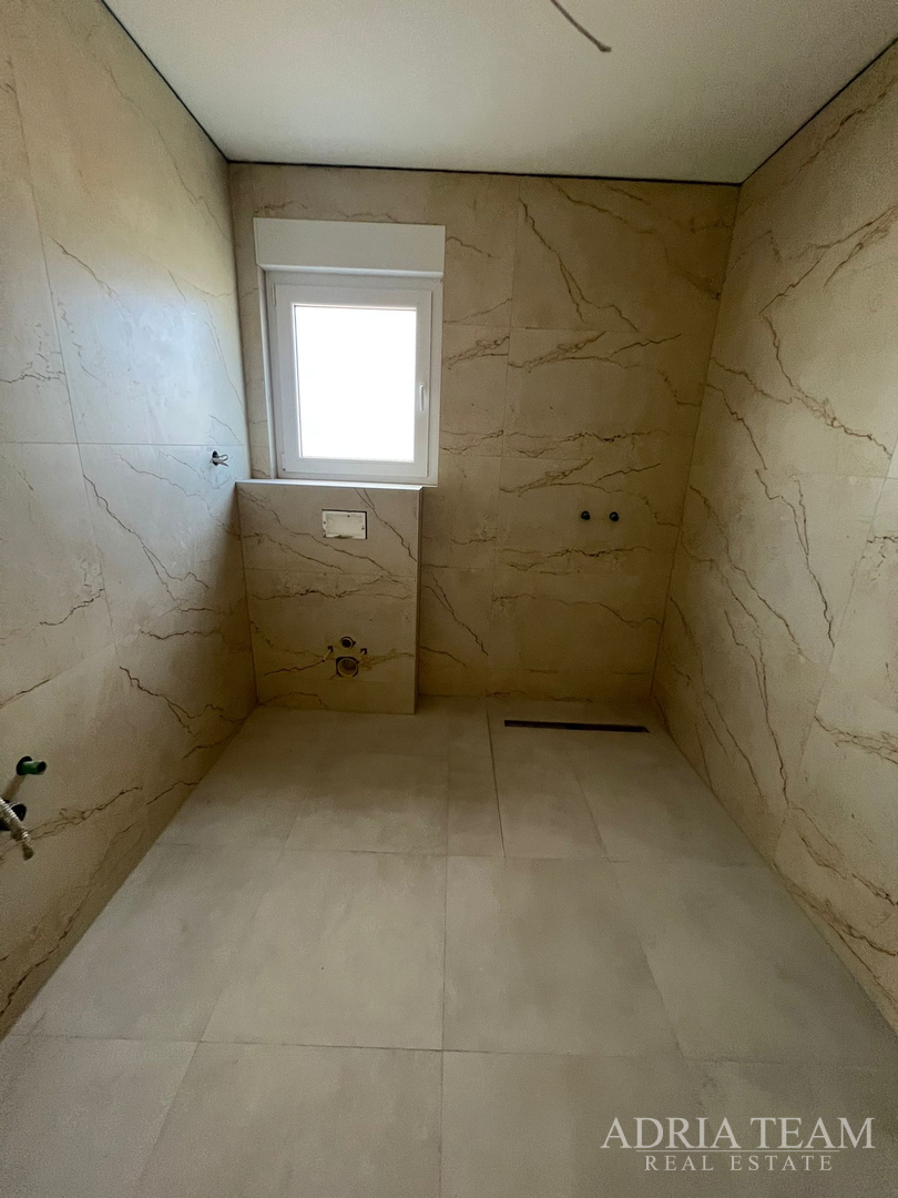 Half of a house with a swimming pool - Debeljak