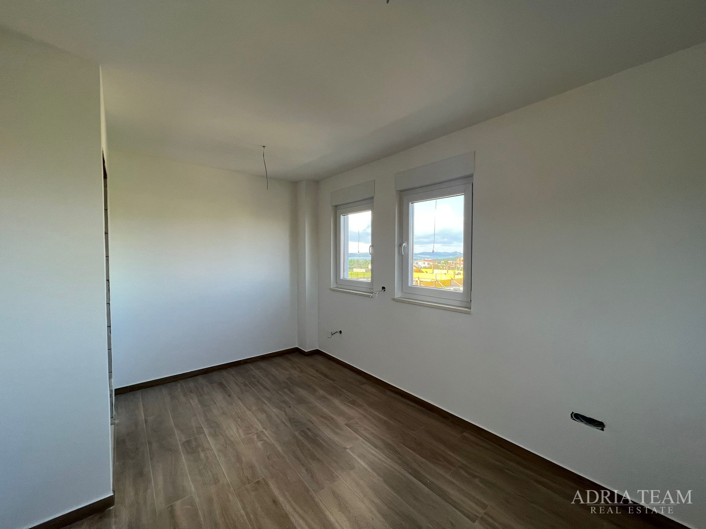 Half of a house with a swimming pool - Debeljak