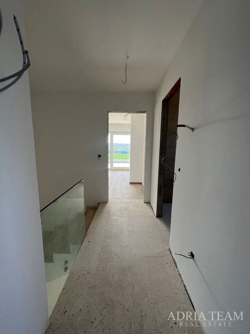 Half of a house with a swimming pool - Debeljak