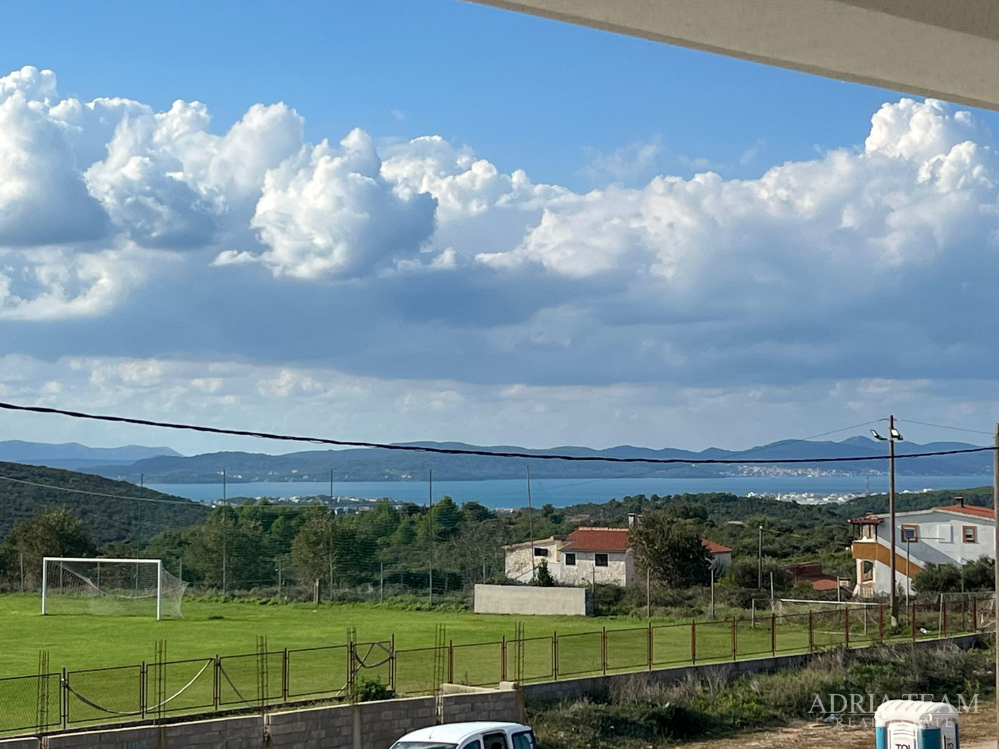 Half of a house with a swimming pool - Debeljak