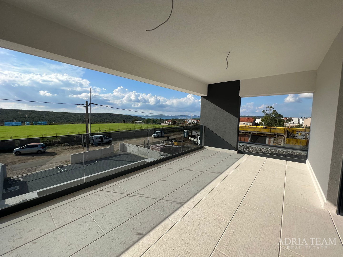 Half of a house with a swimming pool - Debeljak