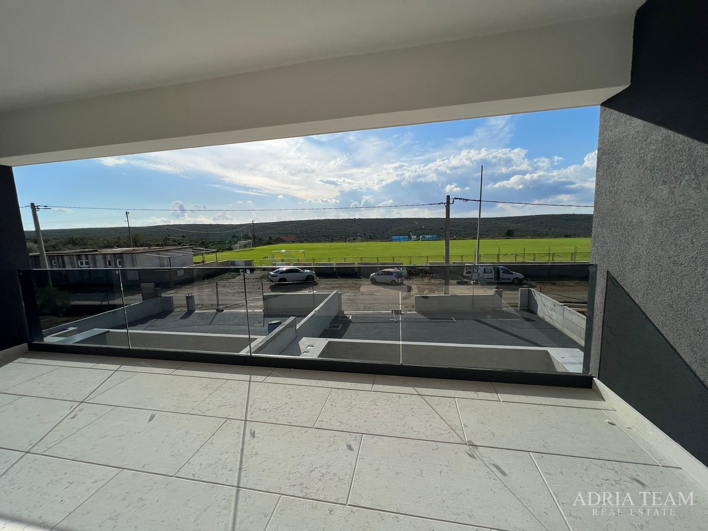 Half of a house with a swimming pool - Debeljak