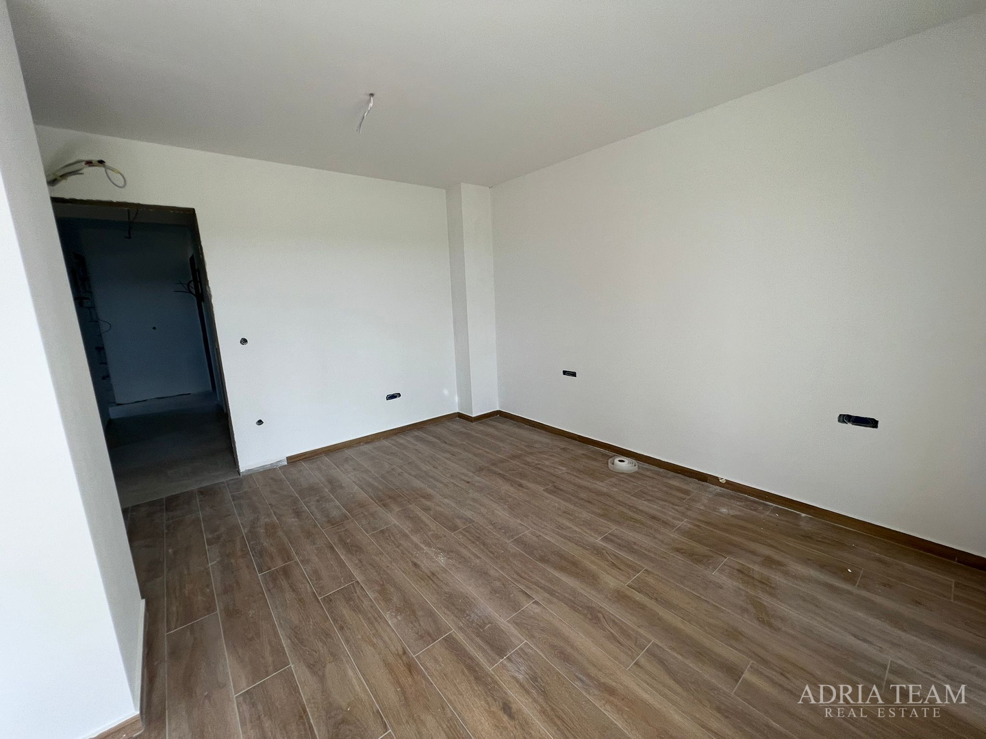 Half of a house with a swimming pool - Debeljak