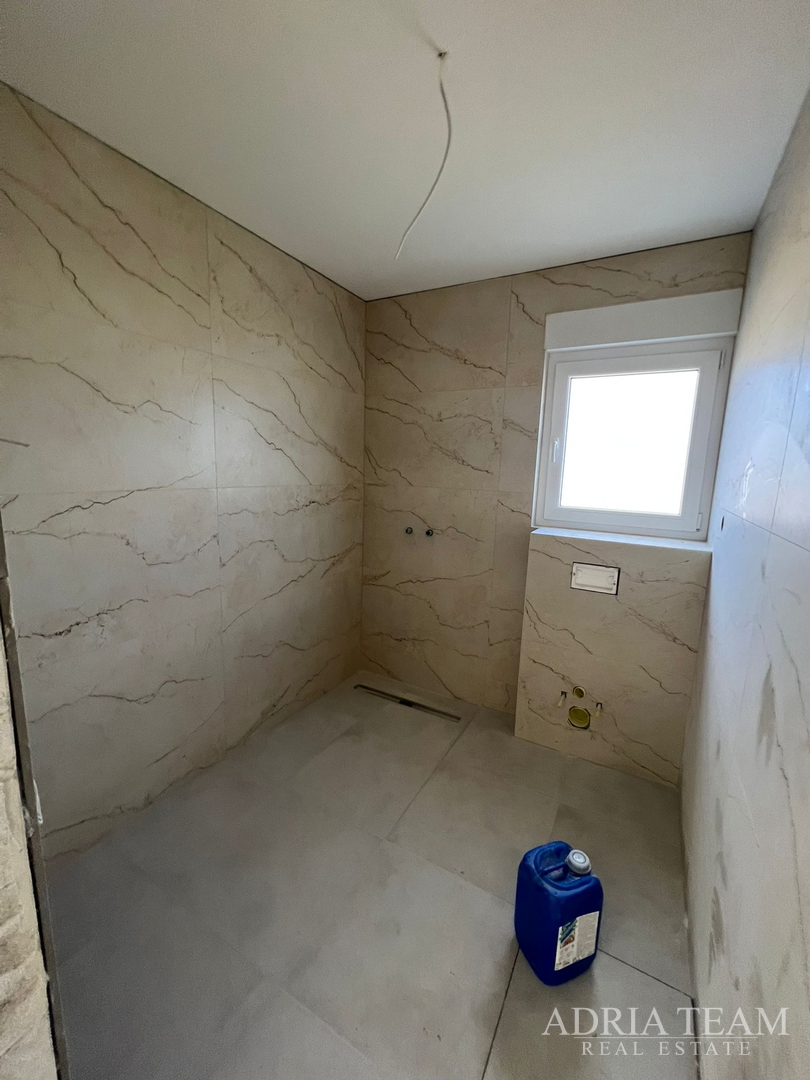 Half of a house with a swimming pool - Debeljak