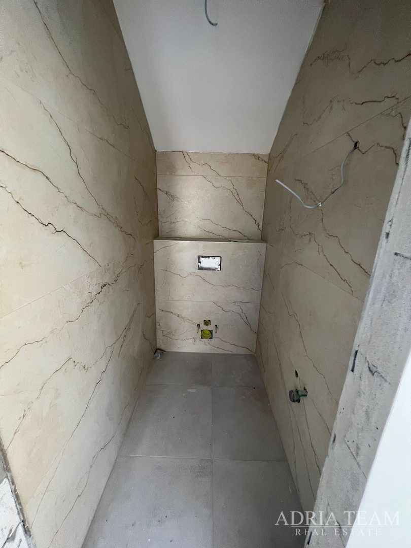 Half of a house with a swimming pool - Debeljak