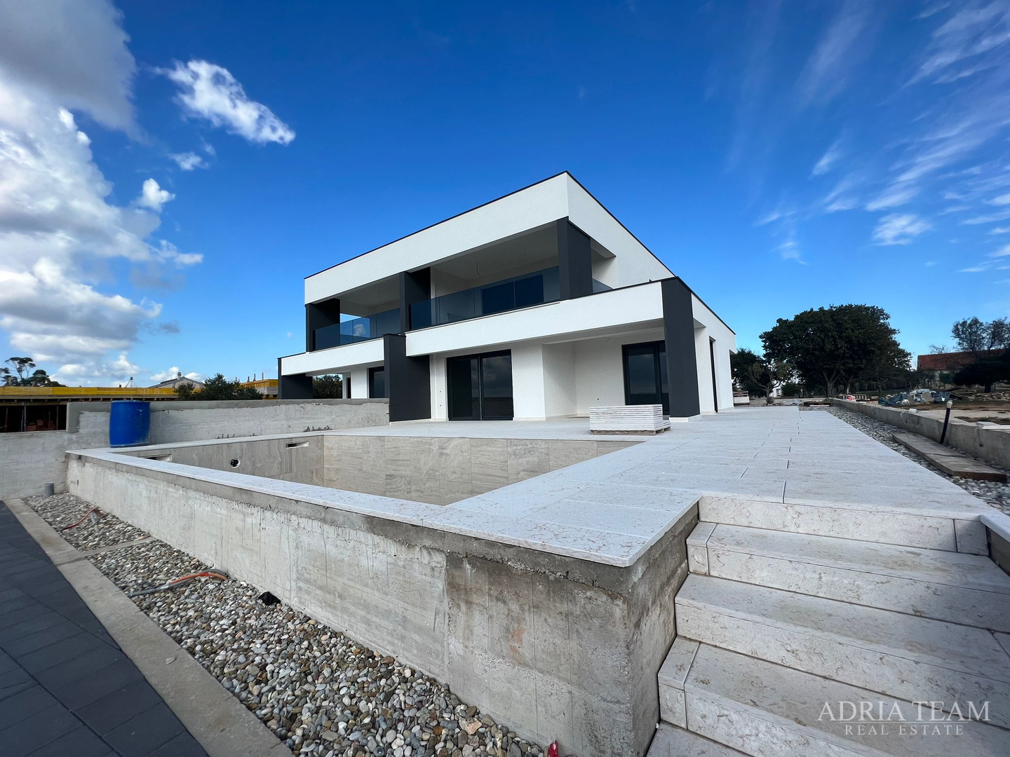 Half of a house with a swimming pool - Debeljak