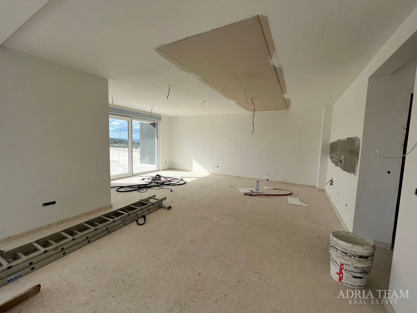 Half of a house with a swimming pool - Debeljak