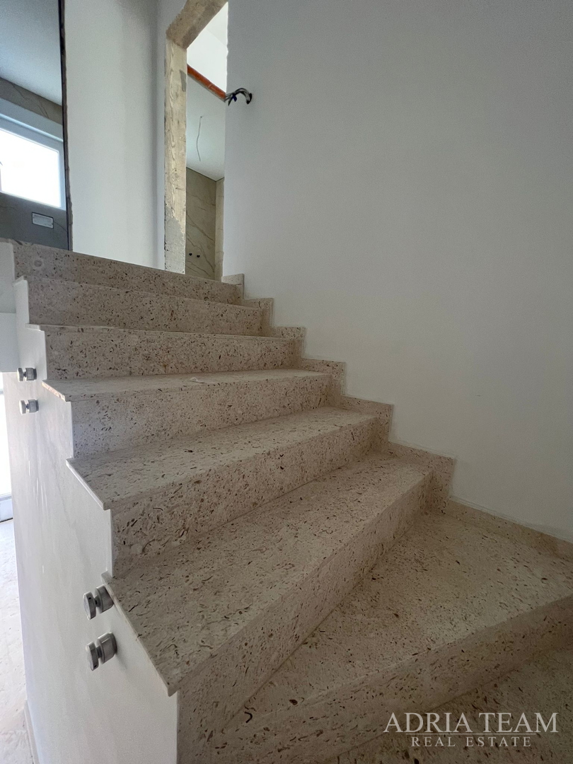 Half of a house with a swimming pool - Debeljak