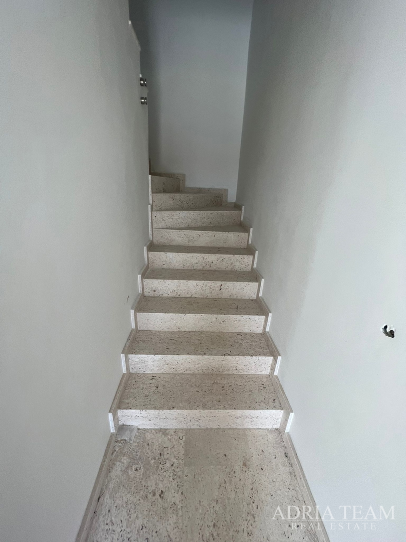 Half of a house with a swimming pool - Debeljak