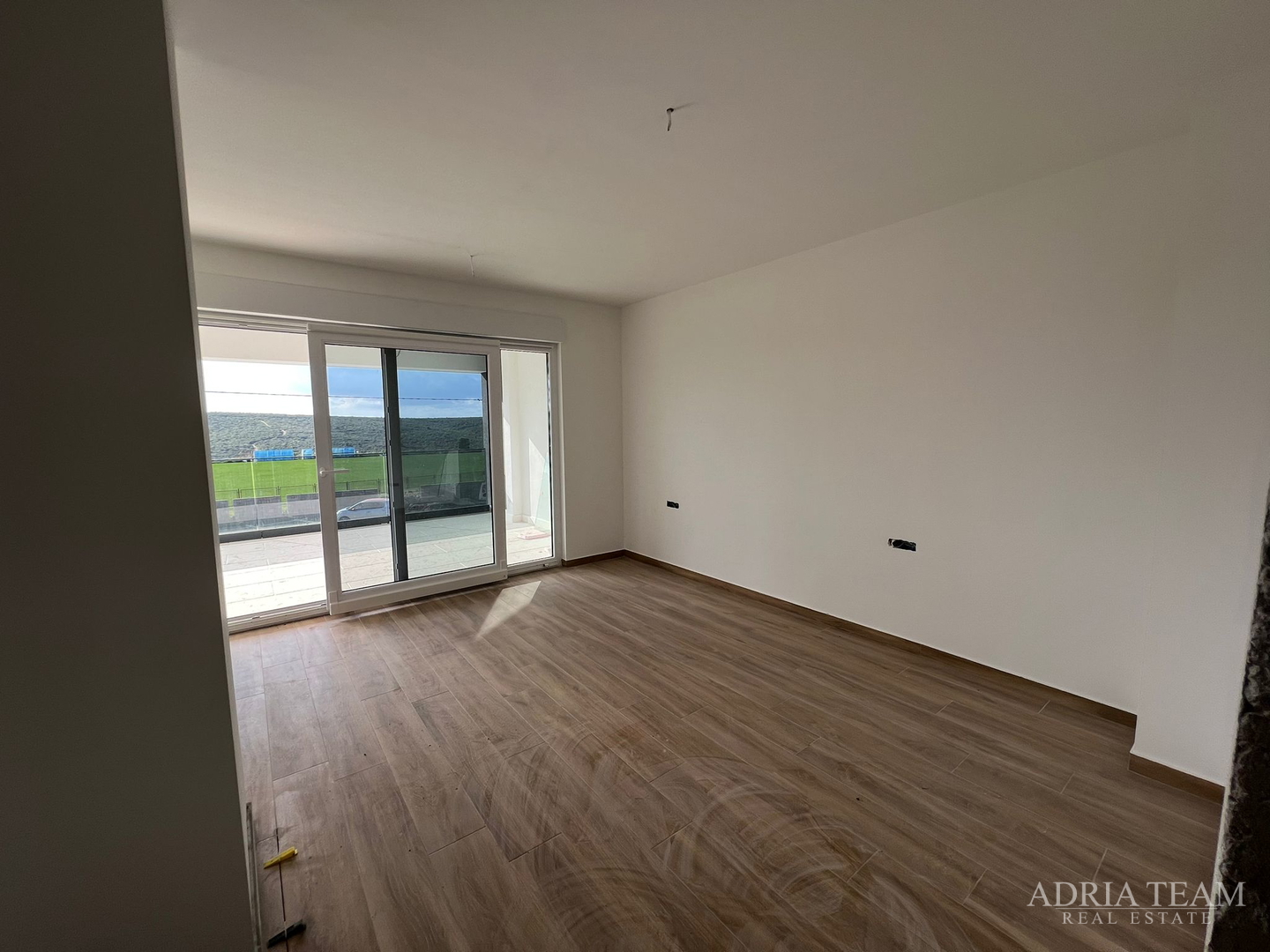 Half of a house with a swimming pool - Debeljak