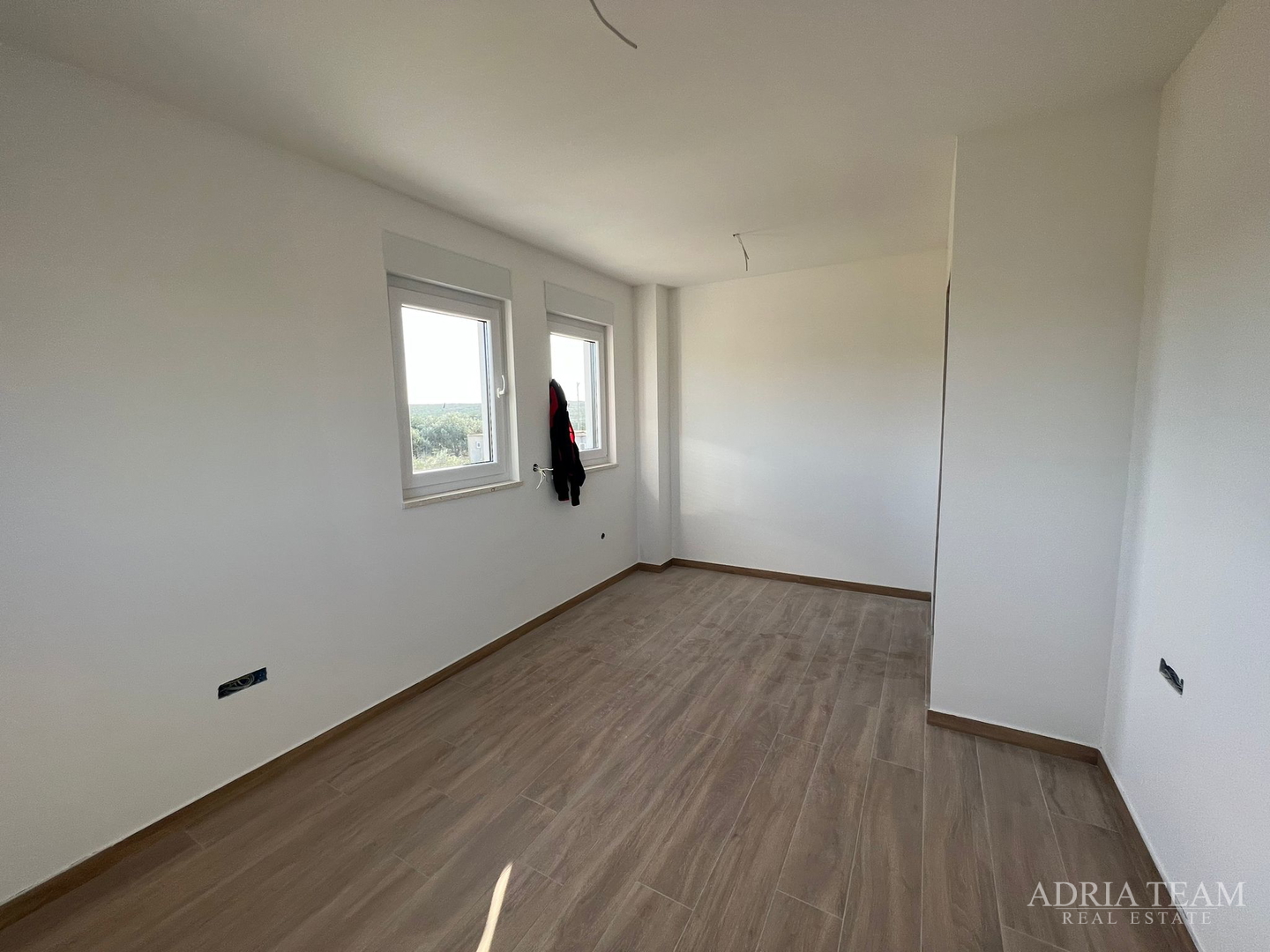 Half of a house with a swimming pool - Debeljak