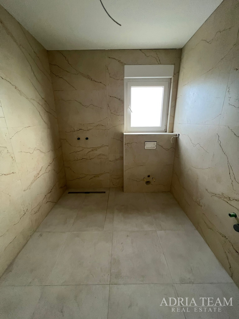 Half of a house with a swimming pool - Debeljak