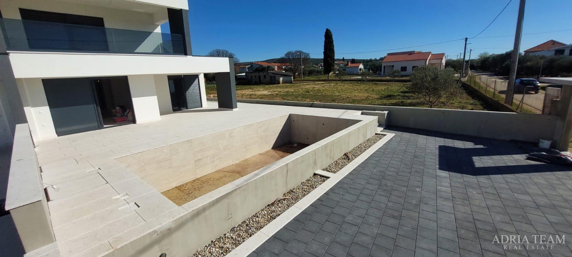 Half of a house with a swimming pool - Debeljak