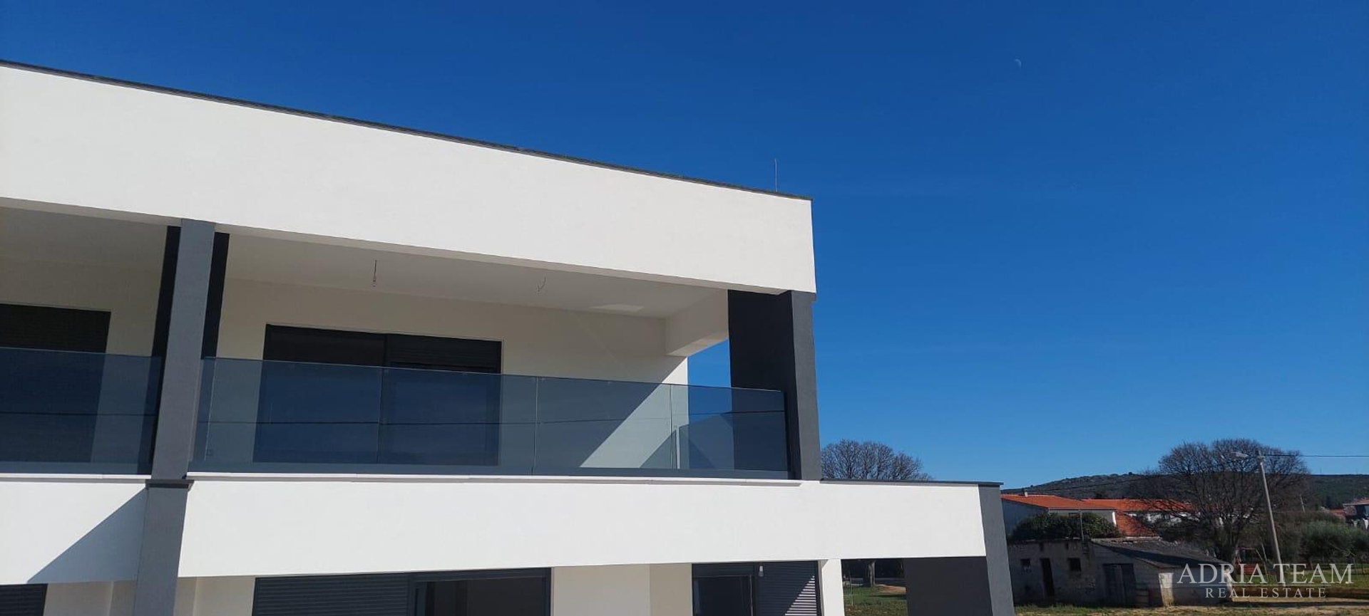 Half of a house with a swimming pool - Debeljak