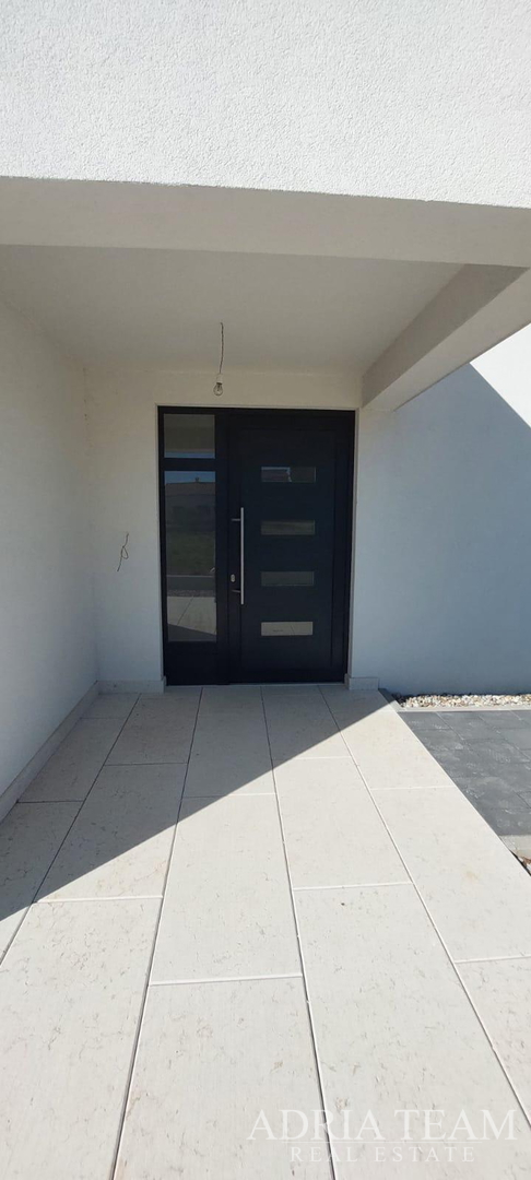 Half of a house with a swimming pool - Debeljak