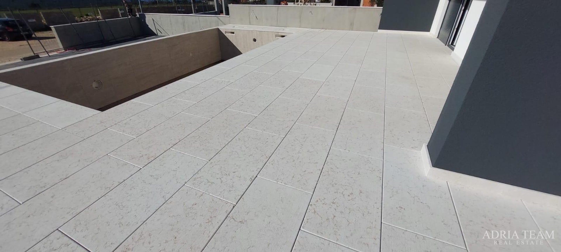 Half of a house with a swimming pool - Debeljak