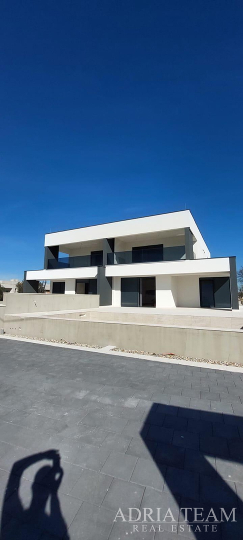 Half of a house with a swimming pool - Debeljak