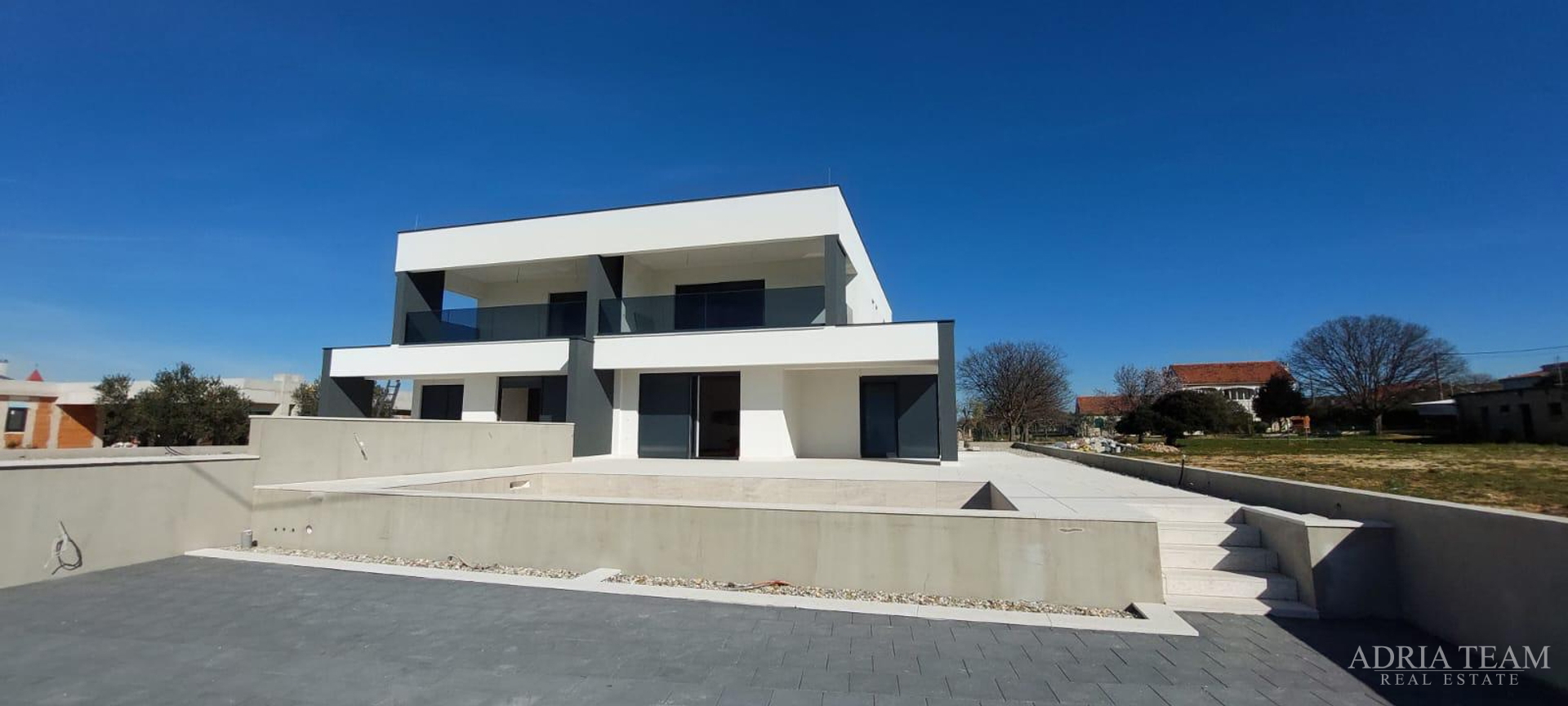 Half of a house with a swimming pool - Debeljak