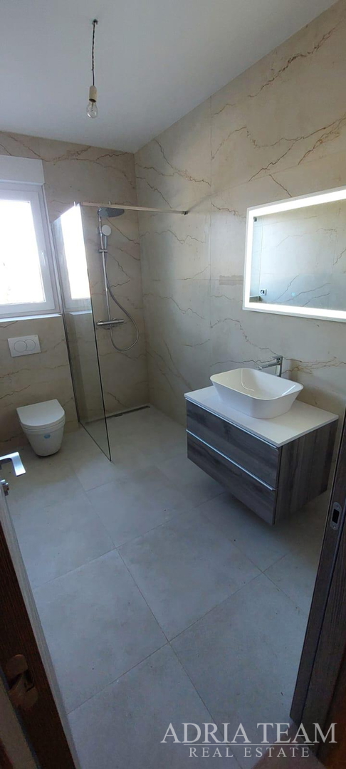 Half of a house with a swimming pool - Debeljak