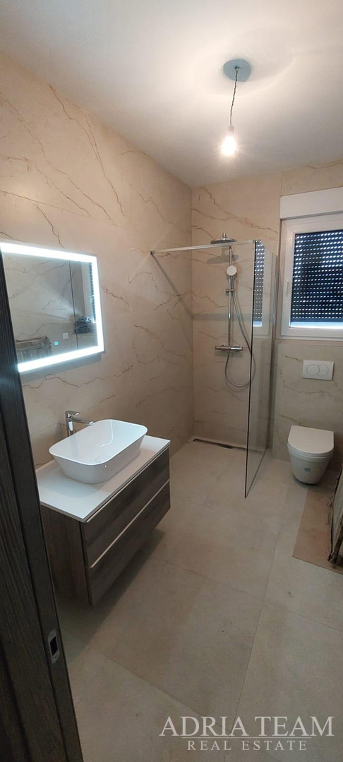 Half of a house with a swimming pool - Debeljak