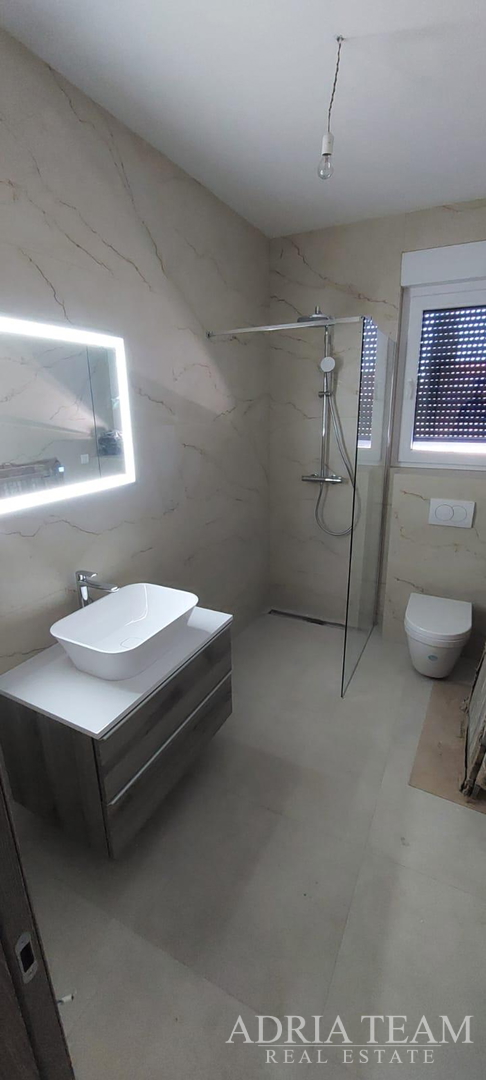 Half of a house with a swimming pool - Debeljak